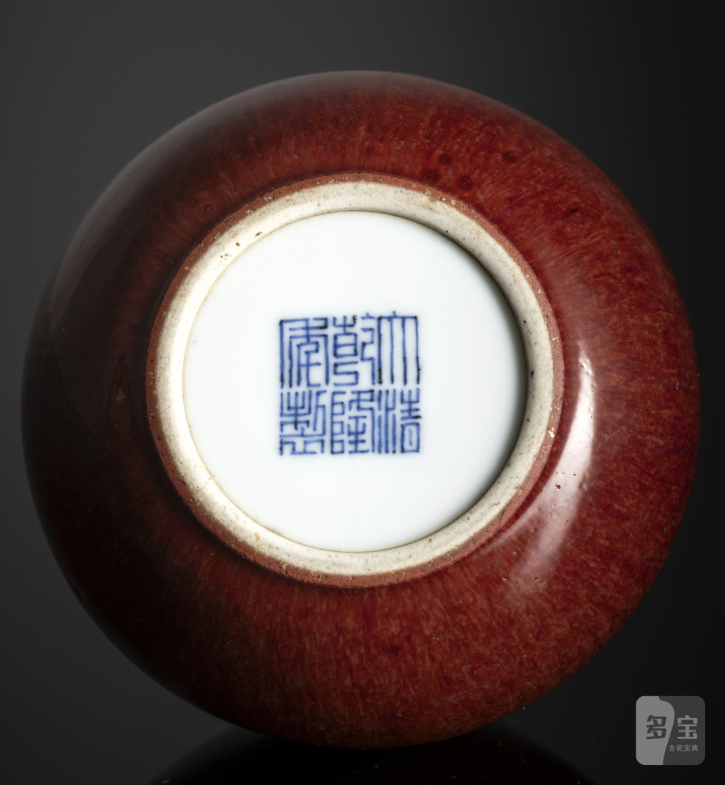 A small oxblood-glazed porcelain vase on wood stand - 图4